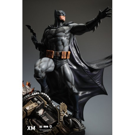 Batman - Classic - 1/4 Scale Premium Collectibles Statue