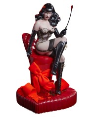Love Hurts Bettie Page Estatua
