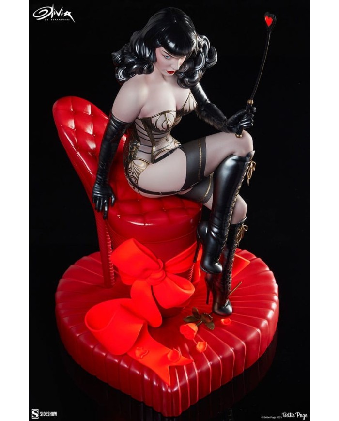 Love Hurts Bettie Page Estatua