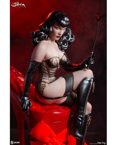 Love Hurts Bettie Page Estatua