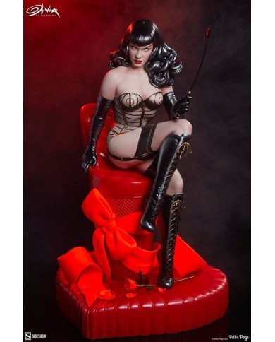 Love Hurts Bettie Page Estatua